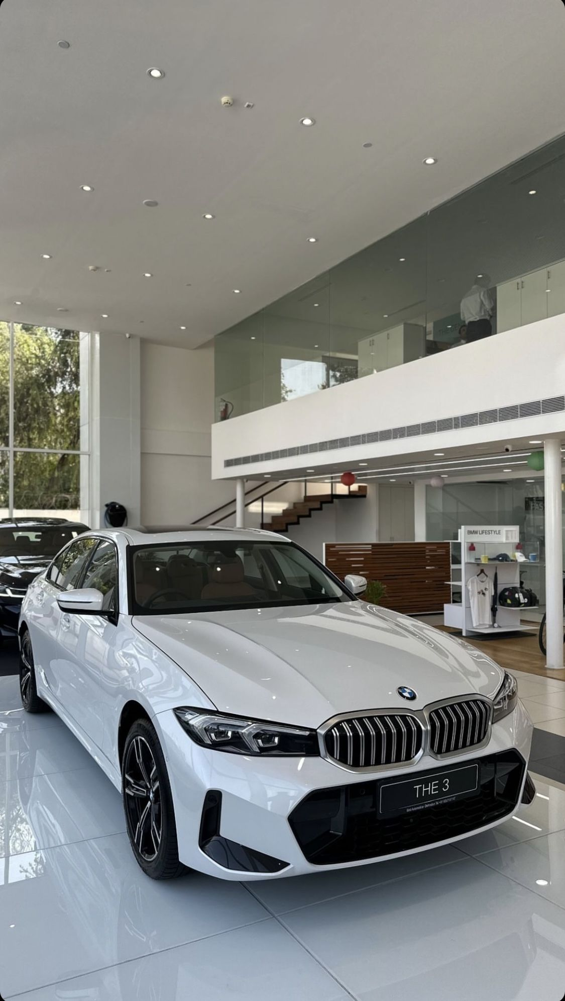 BMW 320i M Sport branca em showroom